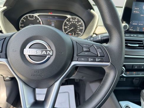 Used 2024 Nissan Altima 2.5 SV FWD image 20