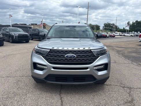 Used 2023 Ford Explorer XLT w/ Equipment Group 202A AWD/4WD image 2