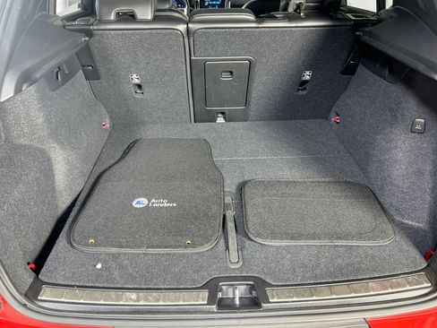 Used 2023 Volvo XC40 B5 Plus image 26