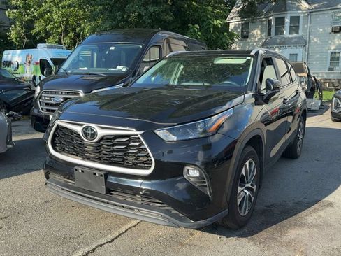 Used 2023 Toyota Highlander XLE AWD/4WD image 2