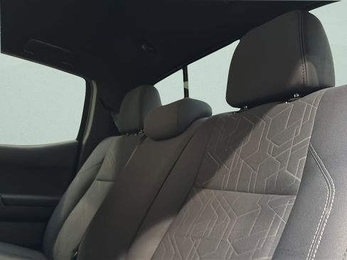 Used 2019 Toyota Tacoma TRD Off-Road w/ Technology Package AWD/4WD image 15