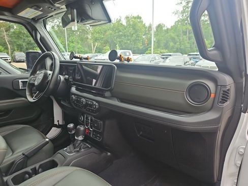 Used 2024 Jeep Gladiator Mojave AWD/4WD image 21