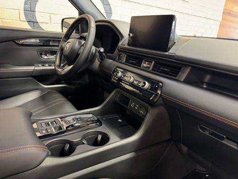 Used 2025 Honda Pilot TrailSport image 39