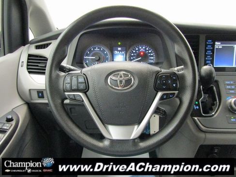 Used 2020 Toyota Sienna L image 21