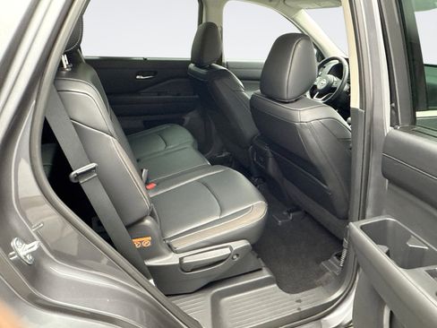 Used 2024 Nissan Pathfinder SL w/ Black Appearance Package image 18