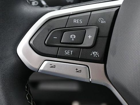 Used 2023 Volkswagen Tiguan SE R-Line FWD image 17