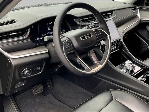 Certified 2023 Jeep Grand Cherokee Limited w/ Black Appearance Package image 21