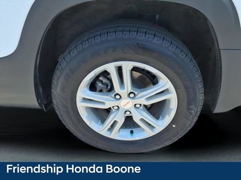Used 2023 GMC Terrain SLE AWD/4WD image 13