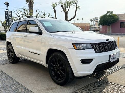 Used 2020 Jeep Grand Cherokee Altitude image 3