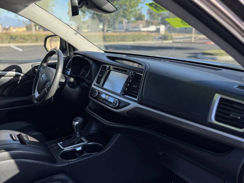 Used 2019 Toyota Highlander SE FWD image 10
