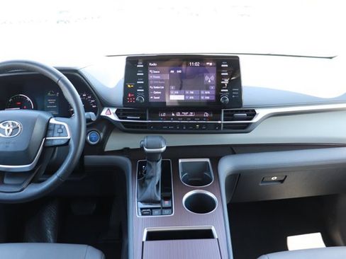 Used 2023 Toyota Sienna XLE FWD image 14