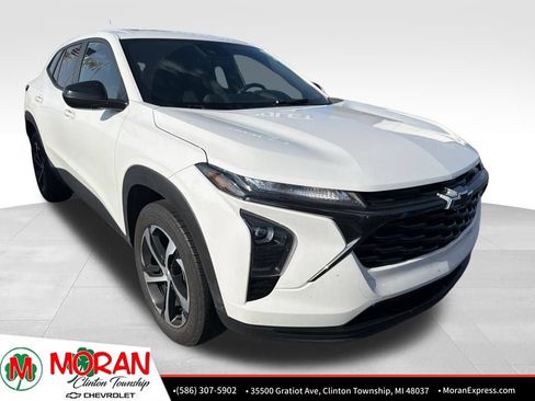 Certified 2024 Chevrolet Trax RS w/ Sunroof Package FWD image 2