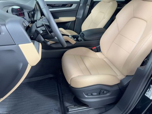 Certified 2026 Porsche Cayenne AWD/4WD image 5