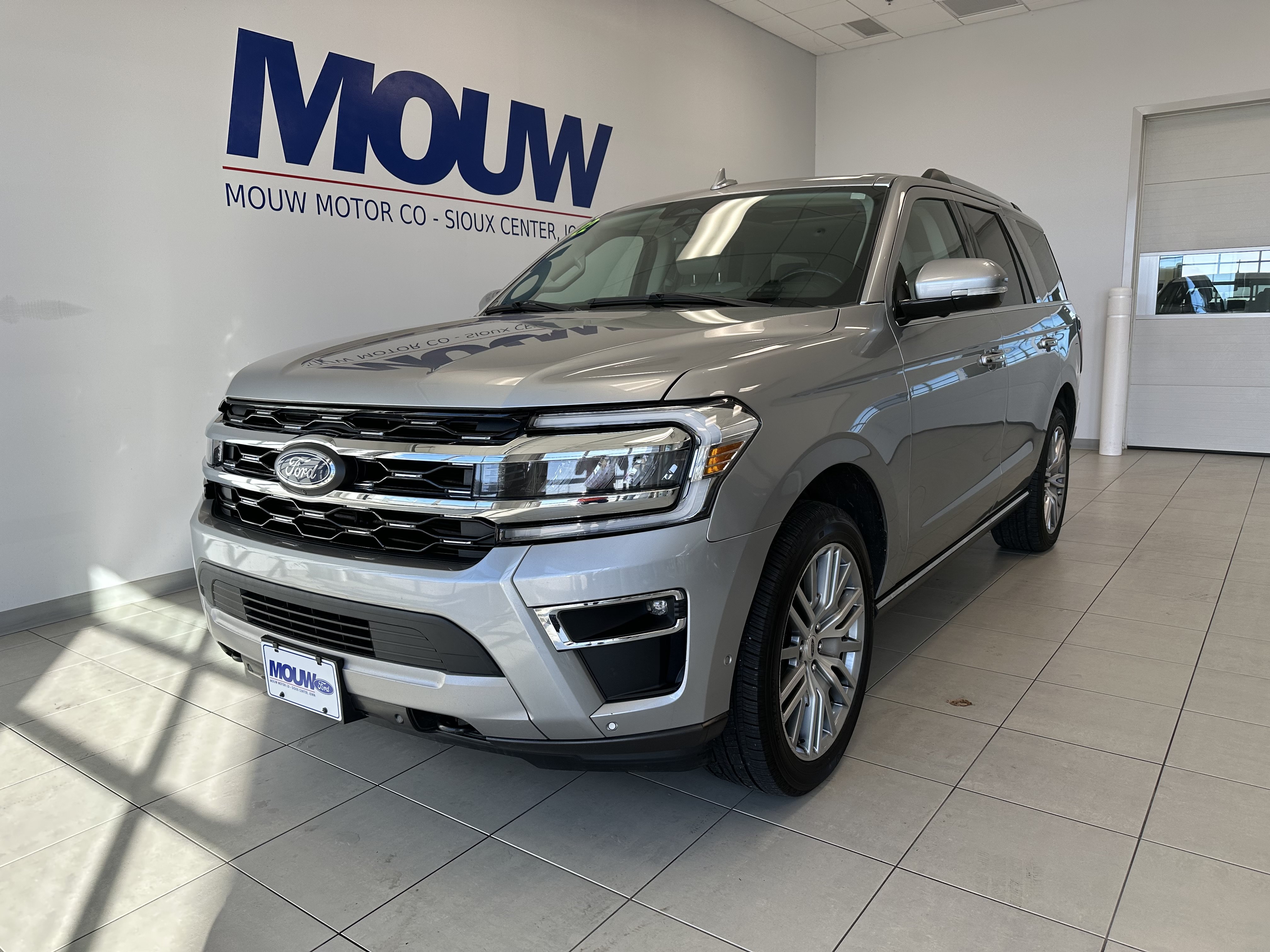 Used 2022 Ford Expedition Limited AWD/4WD image 2