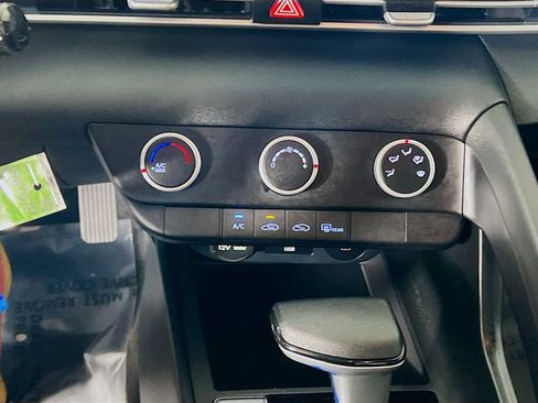 Certified 2025 Hyundai Elantra SE FWD image 16