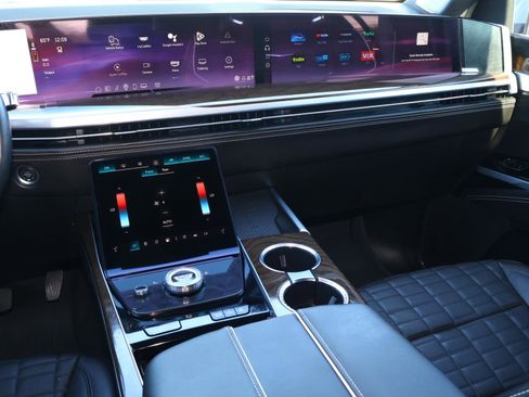 Used 2025 Cadillac Escalade ESV Sport Platinum w/ LPO, Floor Liner Package image 17