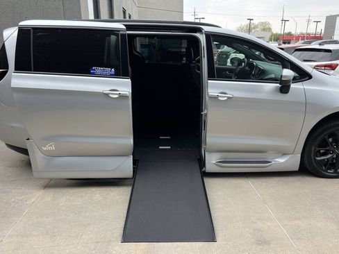 Used 2023 Chrysler Pacifica Touring-L w/ Uconnect Theater Family Group FWD image 8