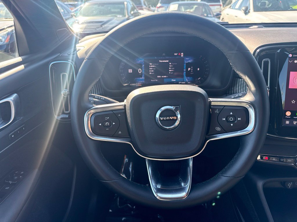 Used 2025 Volvo XC40 B5 Plus AWD/4WD image 13