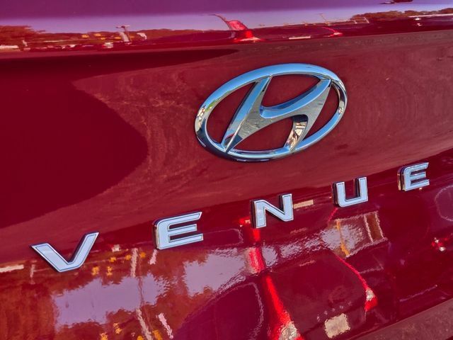 Used 2022 Hyundai Venue SEL FWD image 18