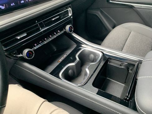 Used 2024 Chevrolet Traverse LT image 30