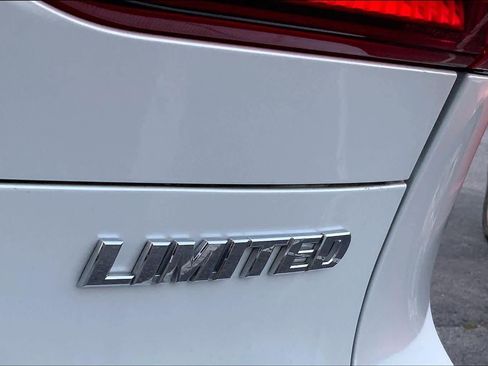 Used 2023 Toyota Venza Limited image 10