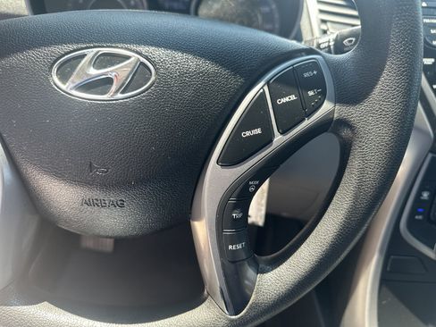 Used 2015 Hyundai Elantra SE FWD image 12