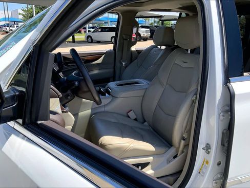 Used 2017 Cadillac Escalade Luxury AWD/4WD image 8