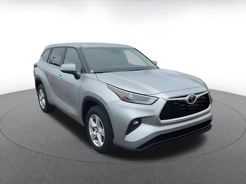 Used 2025 Toyota Highlander LE image 3