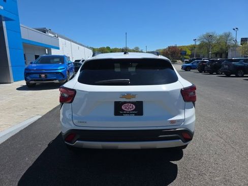 Used 2024 Chevrolet Trax LT FWD image 3