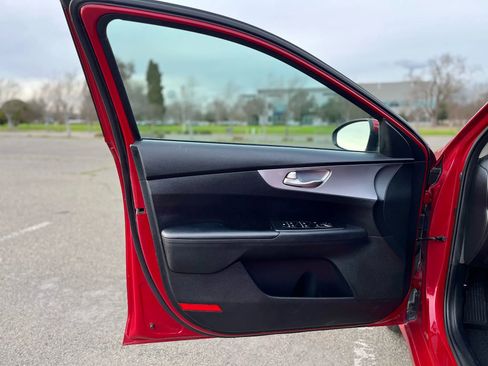 Used 2022 Kia Forte LXS image 9