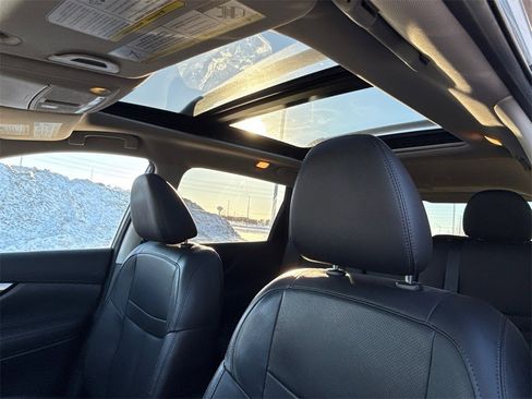 Used 2019 Nissan Rogue SL w/ Premium Package image 18