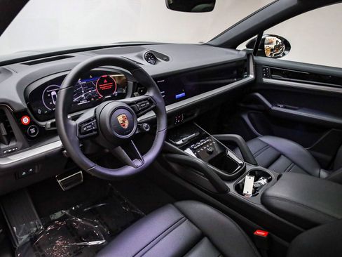 Used 2025 Porsche Cayenne image 4