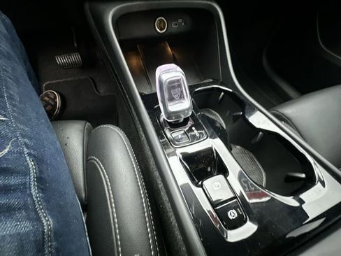 Used 2025 Volvo XC40 B5 Plus image 26