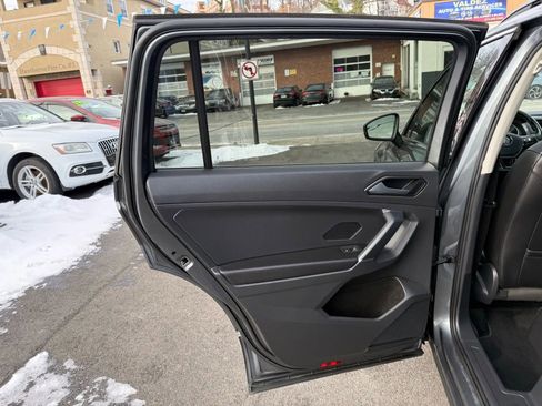 Used 2018 Volkswagen Tiguan SE w/ Panoramic Sunroof Package image 42