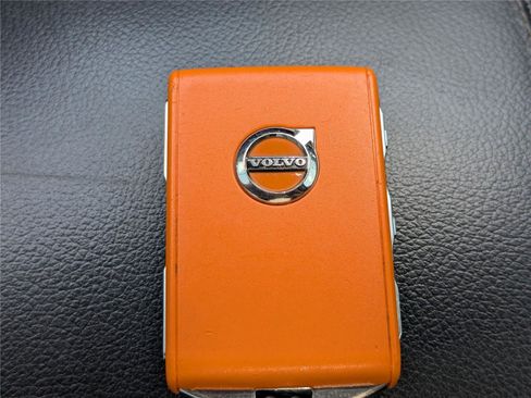 Used 2023 Volvo XC40 B5 Plus image 32