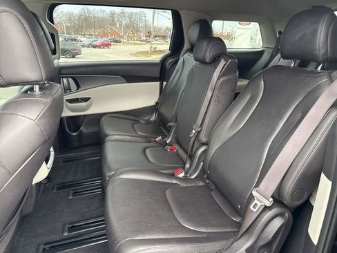 Used 2024 Kia Carnival LX FWD image 31
