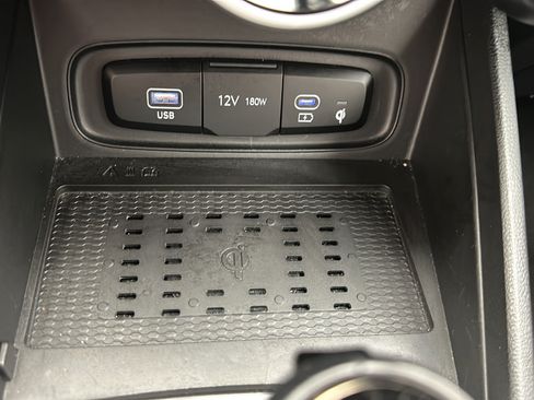 Used 2025 Hyundai Venue Limited FWD image 21