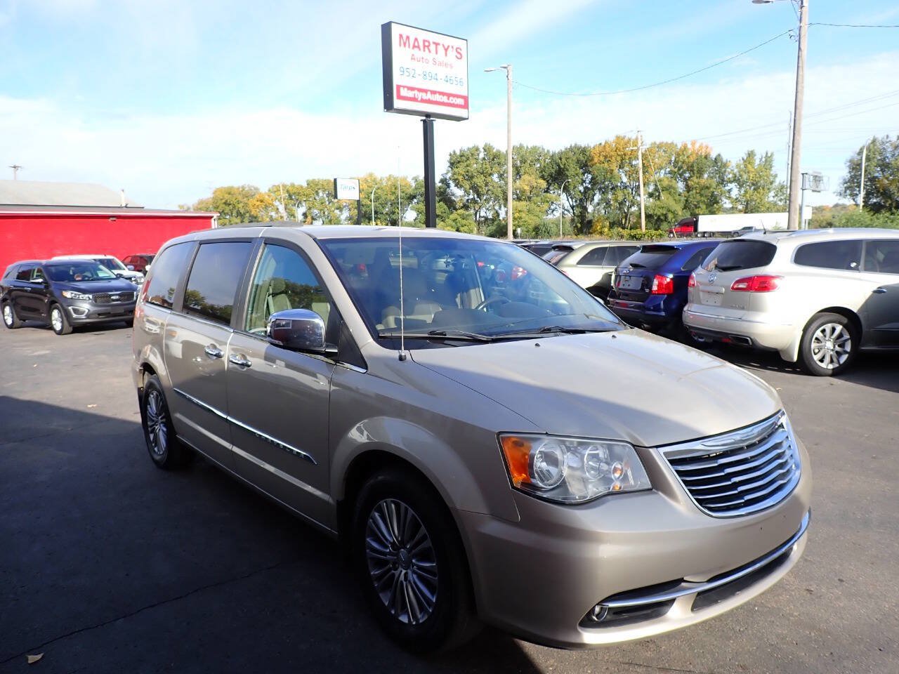 Used 2014 Chrysler Town & Country Touring-L w/ Driver Convenience Group FWD image 1
