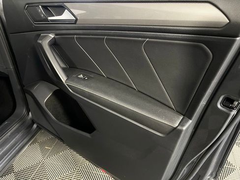 Used 2022 Volkswagen Tiguan SE image 32