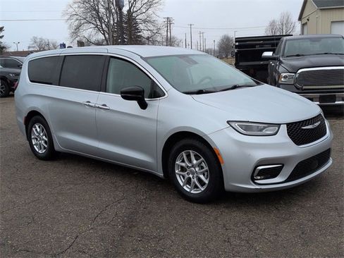 Certified 2024 Chrysler Pacifica Touring-L image 7