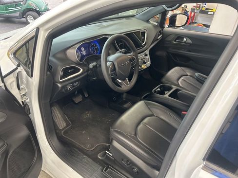 Used 2025 Chrysler Pacifica Select FWD image 3
