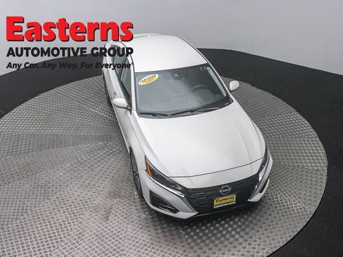 Used 2023 Nissan Altima 2.5 SV FWD image 3