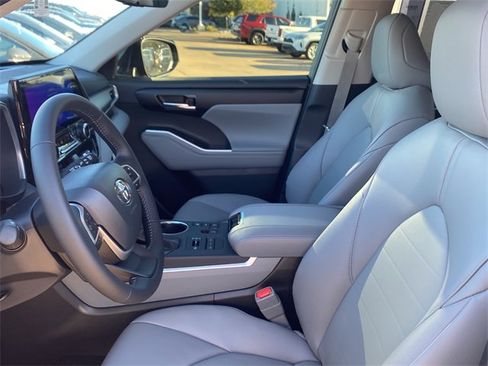 New 2026 Toyota Highlander XLE image 15