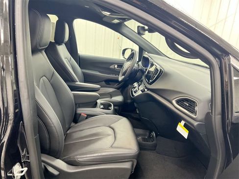 New 2025 Chrysler Voyager LX image 21