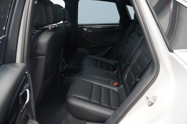 Certified 2026 Porsche Macan AWD/4WD image 24