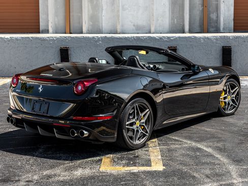 Used 2017 Ferrari California T RWD image 5