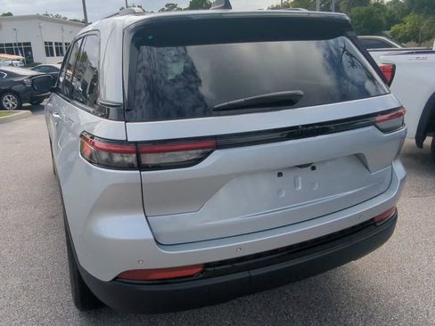 Used 2025 Jeep Grand Cherokee Altitude image 7