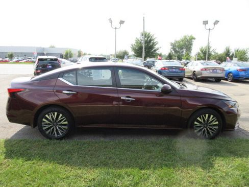 Used 2024 Nissan Altima 2.5 SV w/ SV Premium Package image 7