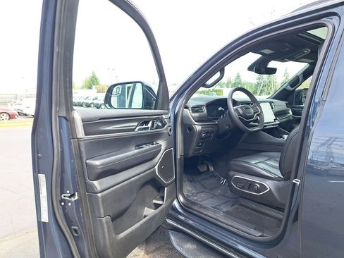 Used 2023 Jeep Wagoneer 4WD w/ Premium Group I image 10
