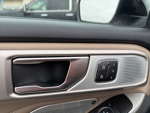 Used 2023 Ford Explorer Limited w/ Limited Technology Package image 21